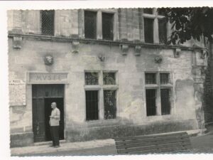 St Remy - Entree du Musee Style ancien [010-3689