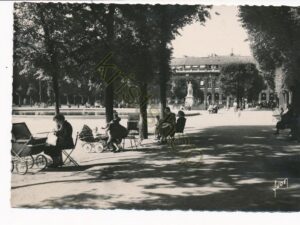 Paris - Jardin du Palais Royal [KRST010-6819