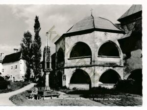 Maria Saal - Gotische Lichtsäule und Rotunde im Kirchhof von Maria Saal [KRST010-7072