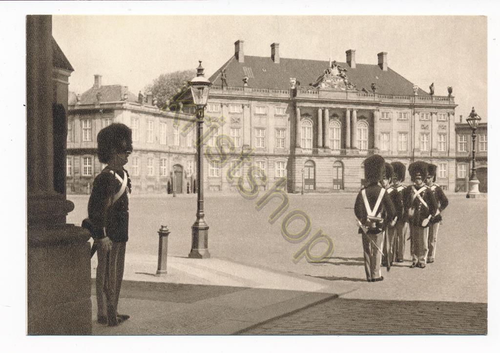 KRST010-7103_0.jpg Kobenhavn - Vagten paa Amelienborg Slot [KRST010-7103